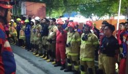 Para petugas pemadam Kebakaran yang melanda Gedung Dinas Kepemudaan, Olahraga dan Pariwisata (Dispopar) Kota Bontang, Jumat (23/5/2025) malam.