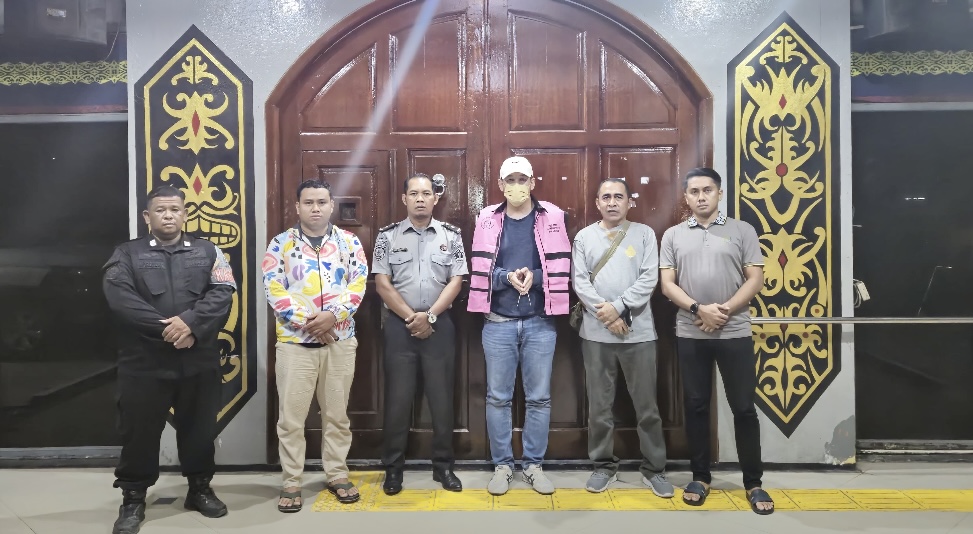 Tim Satgas Intelijen Reformasi dan Inovasi (SIRI) Kejaksaan Agung, bersama Tim Intelijen Kejaksaan Tinggi Kalimantan Timur dan Kejaksaan Negeri Samarinda, berhasil mengamankan buronan kasus korupsi, Wendy, di Perumahan Citra 2 Extension Blok BH9/1, Kalideres, Jakarta Barat, Kamis (22/5/2025).