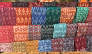 Ulap Doyo, kain khas Kalimantan Timur (kolase)