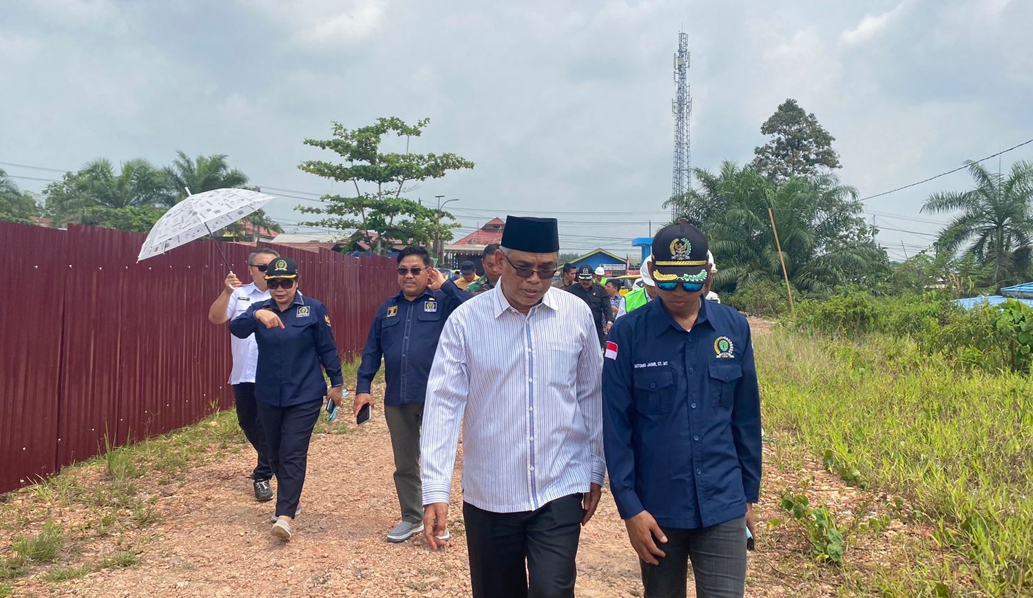 Anggota DPRD Provinsi Kalimantan Timur Suromo Jabir dan Dinas Perhubungan Kaltim monitoring pembangunan terminal di Sangatta (kaltimteraskata.com)