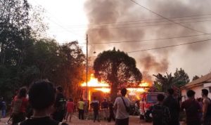 Terjadi bentrok antara warga dan pihak kepolisian (dayaknews)