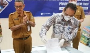 Pemusnahan berkas arsip biro keuangan Kaltim (antara)