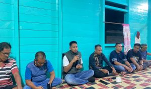 Sutomo Jabir bersama warga Desa Senambah (teraskatakaltim)