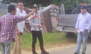 Anggota DPRD Kaltim Sutomo Jabir saat meninjau jalan di Kaltim (dok. Sutomo)