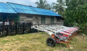 Wakil Ketua DPRD Kaltim menyerahkan sejumlah traktor kepada Kelompok Tani, Desa Bukit Pariaman, Kabupaten Kukar, Minggu (29/10)