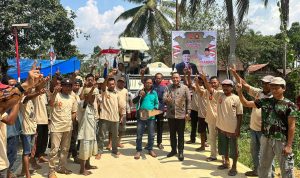 Wakil Ketua DPRD Kaltim, Seno Aji menyerahkan bantuan Combine Harvester kepada Masyarakat Manunggal Daya