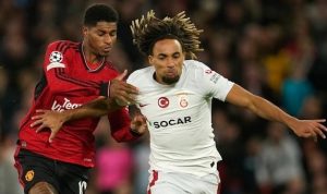 Duel Marcus Rashford dan Sacha Boey dalam laga Liga Champions Manchester United vs Galatasaray, Rabu (4/10/2023)