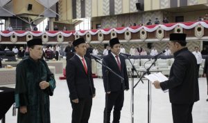 Pelantikan Dua Anggota DPRD Kaltim PAW dalam Rapat Paripurna Ke-39 DPRD Kaltim oleh Hasanuddin Mas'ud (Dok. DPRD Kaltim) Pelantikan Dua Anggota DPRD Kaltim PAW dalam Rapat Paripurna Ke-39 DPRD Kaltim oleh Hasanuddin Mas'ud (Dok. DPRD Kaltim)