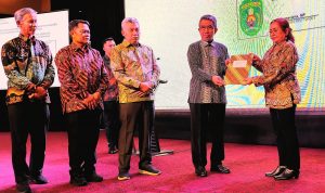 Sekretaris Disbun, Surono saat menghadiri Rapat Koordinasi Teknis (Rakortek) Bidang Prasarana dan Sarana Kabupaten Kutai Timur (Kutim) di Hotel Aston Samarinda beberapa waktu lalu.