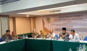 Komisi III DPRD Kalimantan Timur (Kaltim) dan Dinas Pekerjaan Umum, Penataan Ruang, dan Perumahan Rakyat (PUPR-Pera) menggelar rapat kerja bersama dalam rangka evaluasi program yang berjalan selama tahun 2023 di Blue Sky Balikpapan, Selasa (07/11).