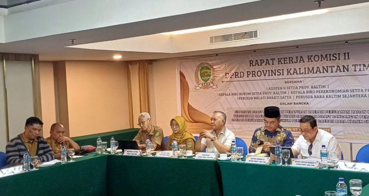 Komisi III DPRD Kalimantan Timur (Kaltim) dan Dinas Pekerjaan Umum, Penataan Ruang, dan Perumahan Rakyat (PUPR-Pera) menggelar rapat kerja bersama dalam rangka evaluasi program yang berjalan selama tahun 2023 di Blue Sky Balikpapan, Selasa (07/11).