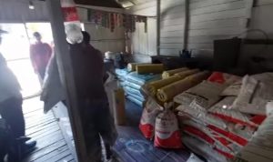 Bantuan pupuk yang diserahkan kepada kelompok Tani Nuansa Makmur Jaya, Desa Jembayan, Kecamatan Loa Kulu, Kabupaten Kutai