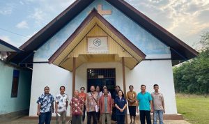 Anggot DPRD Kaltim, Ekti Imanuel saat menyalurkan bantuan ke rumah ibadah. (Ig/@ektiimanuel.official)