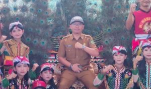 Kabid Pengembangan Pemuda, Rasman sesaat setelah menyaksikan persembahan Seni Reog Ponorogo dalam Pembukaan Pelatihan Kecakapan Hidup, di Balai Desa Sumber Sari, Kec. Long Mesangat, Kab. Kutai Timur, Senin (13/11).