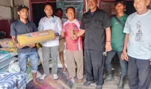 Ketua Komisi I Baharuddin Demmu memantau pembagian pupuk ke Petani.