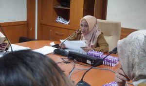 Sekretaris Dinas Pemuda dan Olahraga (Dispora) Kalimantan Timur (Kaltim), Sri Wartini saat memimpin Rapat Intern Dispora Kaltim, Selasa (14/11).