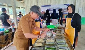 Kepala Bidang Pengembangan Pemuda, Rasman saat meninjau lokasi Pelatihan Tata Boga, Selasa (14/11) di Kecamatan Long Mesangat, Kab. Kutai Timur.