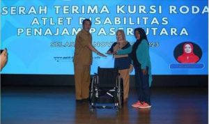 Kabid Pembudayaan Olahraga Dispora Kaltim Bagus Sugiarta menyerahkan kursi roda untuk atlet penyandang disabilitas NPC Kabupaten Penajam Paser Utara (PPU) di Aula Kantor Dispora, Selasa (14/11).