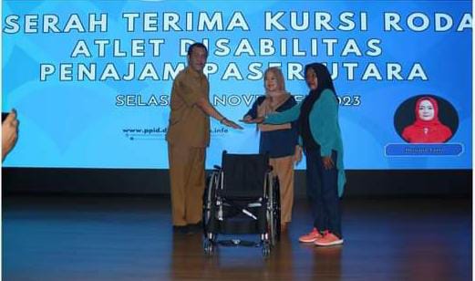 Kabid Pembudayaan Olahraga Dispora Kaltim Bagus Sugiarta menyerahkan kursi roda untuk atlet penyandang disabilitas NPC Kabupaten Penajam Paser Utara (PPU) di Aula Kantor Dispora, Selasa (14/11).