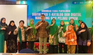 Rusman Ya’qub selaku Ketua Badan Pembentukan Peraturan Daerah (Bapemperda) DPRD Kaltim bersama Ida Prahastuty berserta peserta bimtek penyuluhan digitalisasi e-katalog dan pemasaran digital.