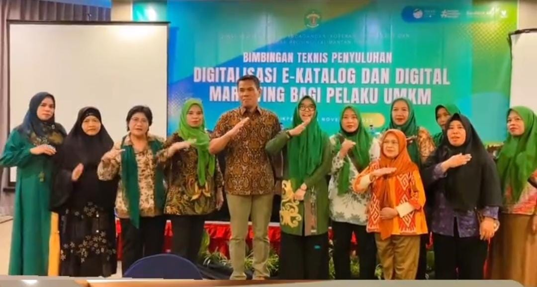 Rusman Ya’qub selaku Ketua Badan Pembentukan Peraturan Daerah (Bapemperda) DPRD Kaltim bersama Ida Prahastuty berserta peserta bimtek penyuluhan digitalisasi e-katalog dan pemasaran digital.