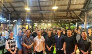 Foto bersama dalam kegiatan Diskusi Publik Memperingati Hari Sumpah Pemuda, Senin (30/10).