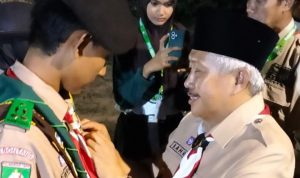 Kabid Pemberdayaan Pemuda Dispora Kaltim, Bahri, melakukan pemasangan pin kepada peserta Bara Saka 2023, Sabtu (18/11) di Buperta Taman PKK, Bontang Lestari.