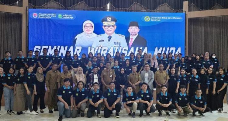 Foto bersama dalam Kegiatan Seminar Wirausaha Muda di Samarinda (23-24) Oktober 2023. (Dispora Kaltim).