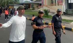 Sekjen PSSI, Yunus Nusi saat jogging bersama Kabid Pengembangan Pemuda Kaltim, Rasman di Gelora Kadrie Oening, Minggu (19/11). (ig/rasmanrading)