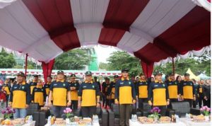 Peserta menghadiri peringatan Hari Kesehatan Nasional ke-59 di Halaman Stadion Gelora Kadrie Oening Sempaja, Sabtu (18/11).