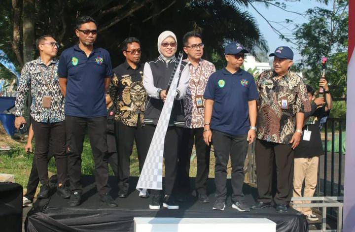 Lomba Gerak Jalan Kirab Pemuda, dibuka Dispora Kaltim bersama Sekda Provinsi Kaltim Sri Wahyuni, Kamis (26/10).