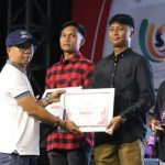 Kepala Bidang Pengembangan Pemuda Dispora Kaltim, Rasman saat menyerahkan hadian bagi pemenang lomba dalam Kegiatan Pekan Raya Pemuda Kaltim 2023.