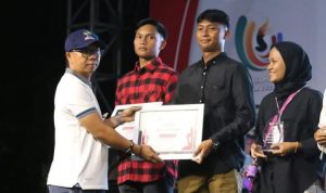 Kepala Bidang Pengembangan Pemuda Dispora Kaltim, Rasman saat menyerahkan hadian bagi pemenang lomba dalam Kegiatan Pekan Raya Pemuda Kaltim 2023.