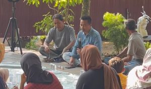 Baharuddin Demmu saat diskusi dengan masyarakat Desa Bangun Rejo, Tenggarong Seberang. (dok pribadi).
