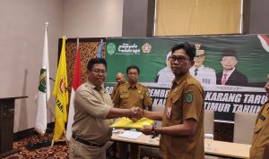 Kepala Dinas Pemuda dan Olahraga (Dispora) Kalimantan Timur (Kaltim) Agus Hari Kesuma (AHK) menutup Sosialisasi Pemberdayaan Karang Taruna Pemuda Kaltim tahun 2023 di Hotel Aston, Jl P. Hidayatullah, Samarinda. (dispora kaltim)