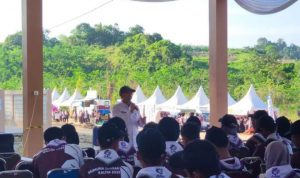 Kepala Bidang Pengembangan Pemuda, Rasman saat memberi materi Ekonomi Kreatif kepada 100 Peserta Perwakilan dalam Raimunah Daerah 2023, Rabu (22/11).