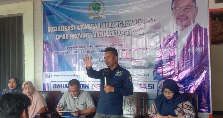 Ketua Komisi I anggota DPRD Kaltim, Bahruddin Demmu sosialisasi wawasan kebangsaan di Desa Muara Badak Ulu. (Dok Mujahidin Sapri)