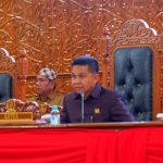 Ketua DPRD Kutim, Joni saat memimpin Rapat Paripurna Ke-21 tentang Penutupan Masa Sidang II dan Pembukaan Masa Sidang III. (ist)