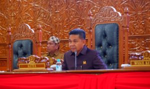 Ketua DPRD Kutim, Joni saat memimpin Rapat Paripurna Ke-21 tentang Penutupan Masa Sidang II dan Pembukaan Masa Sidang III. (ist)