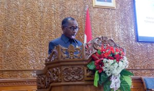 Anggota Fraksi Nasdem, Albadus Badu menyampaikan pendapat terkait Dua Raperda Usulan Pemerintah Kutim (ist)
