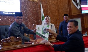 Suasana Rapat Paripurna DPRD Kutim ke-23 dalam rangka penyampaian pandangan fraksi-fraksi terhadap rancangan peraturan daerah usulan pemerintah. (ist)