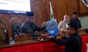 Suasana Rapat Paripurna DPRD Kutim ke-23 dalam rangka penyampaian pandangan fraksi-fraksi terhadap rancangan peraturan daerah usulan pemerintah. (ist)
