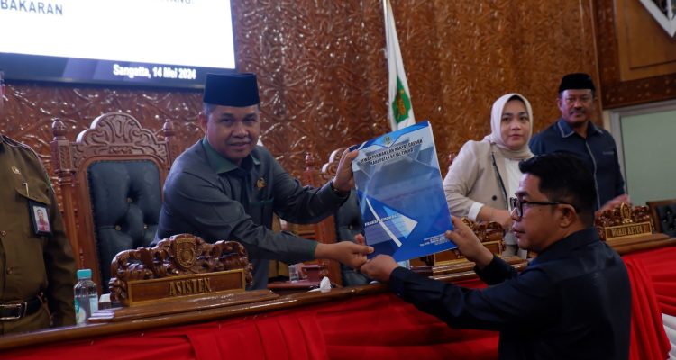 Suasana Rapat Paripurna DPRD Kutim ke-23 dalam rangka penyampaian pandangan fraksi-fraksi terhadap rancangan peraturan daerah usulan pemerintah. (ist)