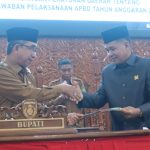 Bupati Kutim Ardiansyah Sulaiman bersama Ketua DPRD Kutim Joni dalam Rapur DPRD Kutim (dok: teraskata)