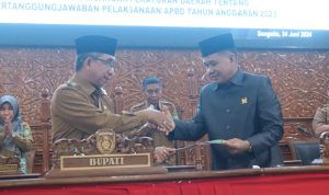 Bupati Kutim Ardiansyah Sulaiman bersama Ketua DPRD Kutim Joni dalam Rapur DPRD Kutim (dok: teraskata)