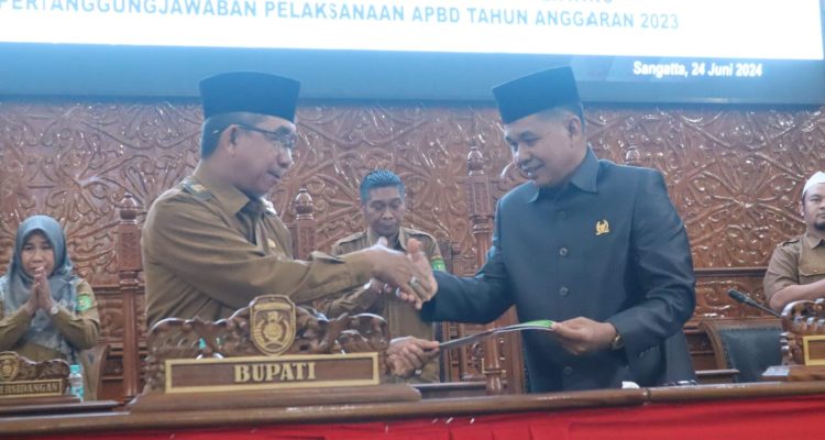 Bupati Kutim Ardiansyah Sulaiman bersama Ketua DPRD Kutim Joni dalam Rapur DPRD Kutim (dok: teraskata)