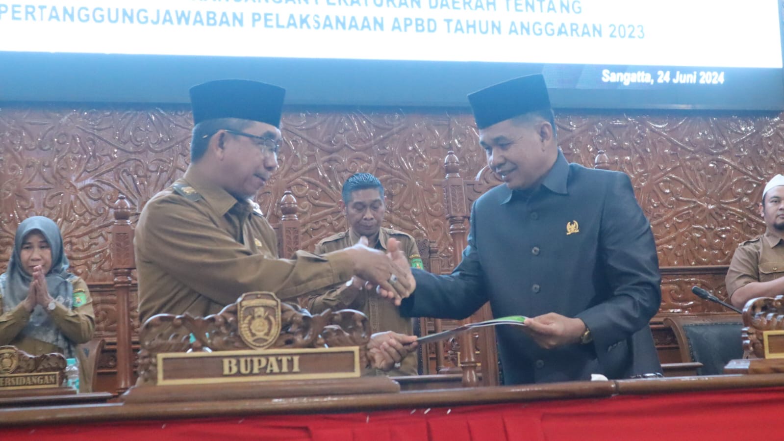 Bupati Kutim Ardiansyah Sulaiman bersama Ketua DPRD Kutim Joni dalam Rapur DPRD Kutim (dok: teraskata)