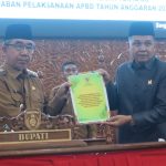 Bupati Kutai Timur, Ardiansyah Sulaiman bersama Ketua DPRD Joni