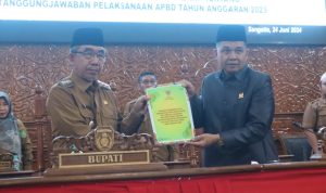 Bupati Kutai Timur, Ardiansyah Sulaiman bersama Ketua DPRD Joni