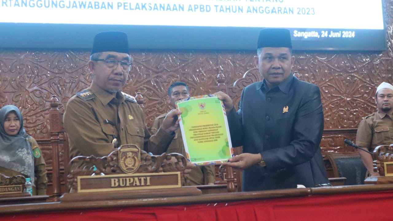 Bupati Kutai Timur, Ardiansyah Sulaiman bersama Ketua DPRD Joni